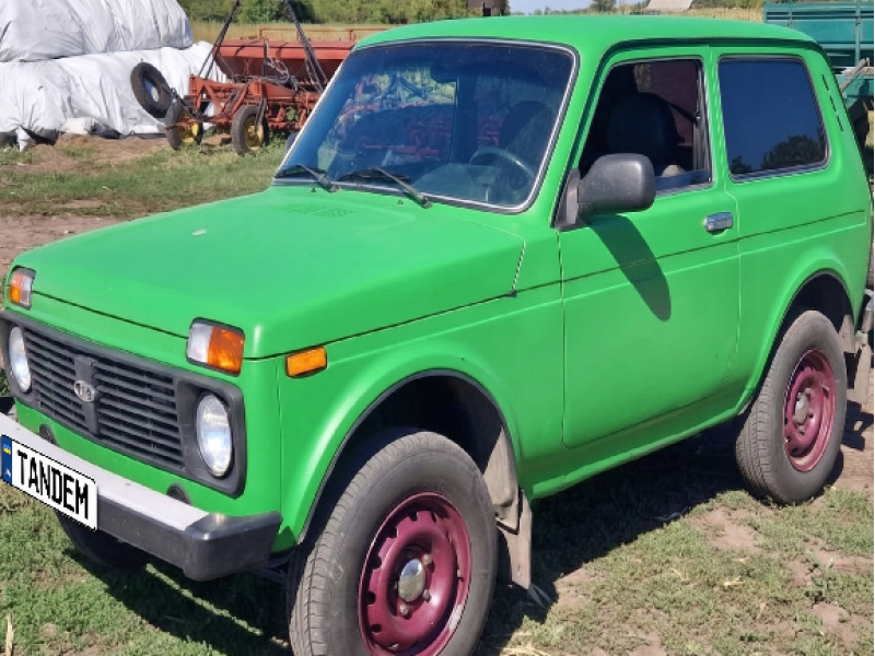 Niva в покритті RAPTOR у кольорі RAL 6037 (зелений)