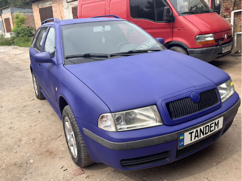Skoda Octavia в покритті RAPTOR у кольорі RAL 5022 (нічний синій)