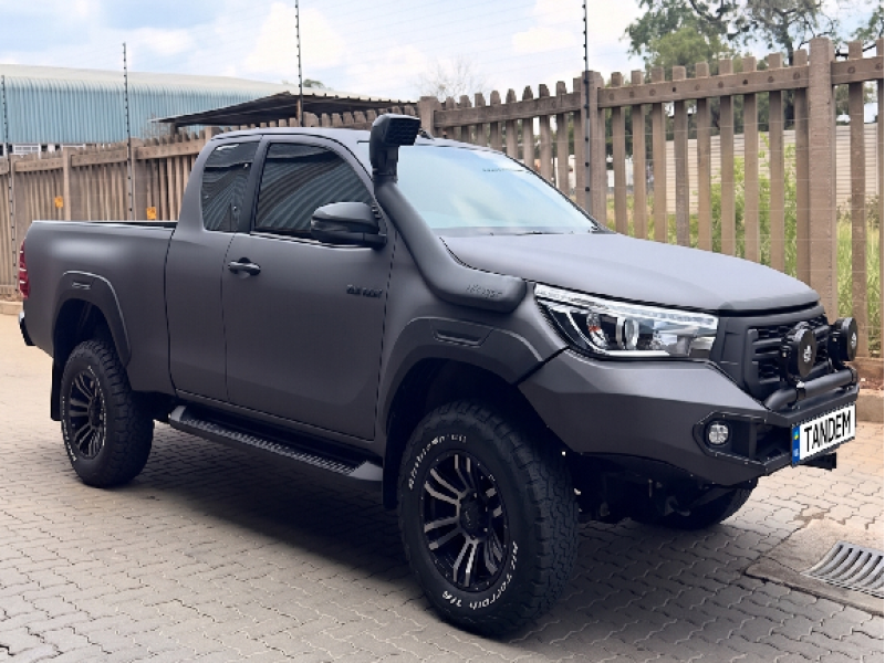Toyota Hilux у покритті RAPTOR у кольорі RAL 7021 (Темно-сірий графіт)