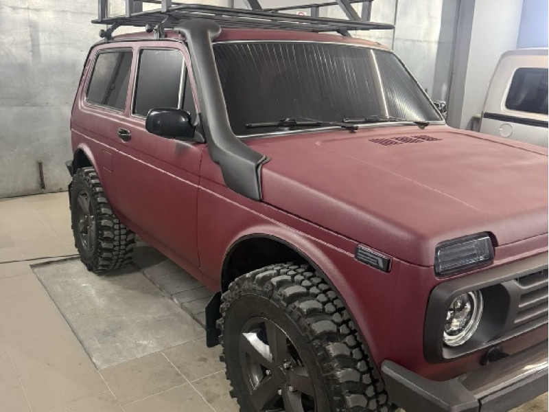 LADA Niva у кольорі RAL 3005 Червоне вино