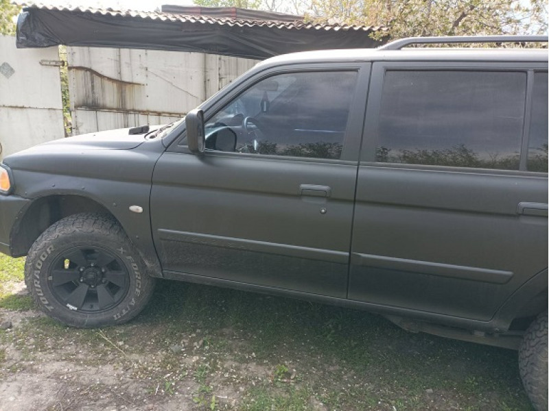 Mitsubishi Pajero Sport у покритті RAPTOR RAL 9005 Чорний