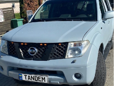 Nissan Pathfinder у світло-сірому RAL 7000