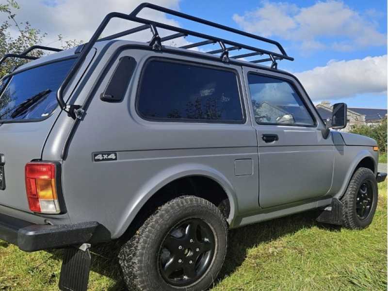 Niva 4x4 у покритті RAPTOR у кольорі RAL 7015 (графітово-сірий)