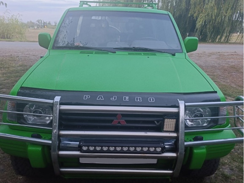 Mitsubishi Pajero в покритті RAPTOR у кольорі RAL 6037 (зелений)