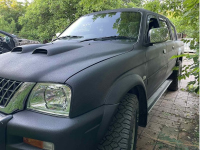 Пикап в черном U-POL RAPTOR
