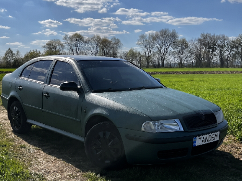 Skoda Octavia Tour у покритті RAPTOR RAL 6028 Сосновий зелений