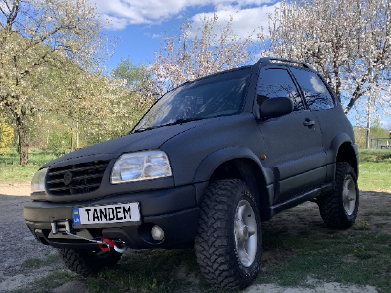 Дві Suzuki Grand Vitara у кольорах RAPTOR Антрацит та Чорний