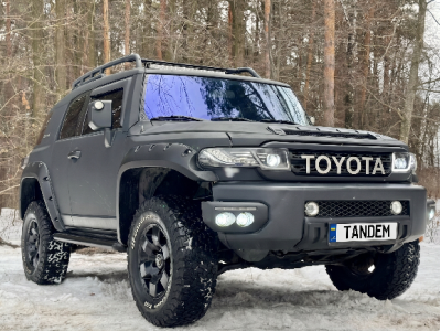 Toyota FJ Cruiser у чорному структурному покритті Raptor