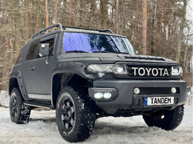 Toyota FJ Cruiser у чорному структурному покритті Raptor