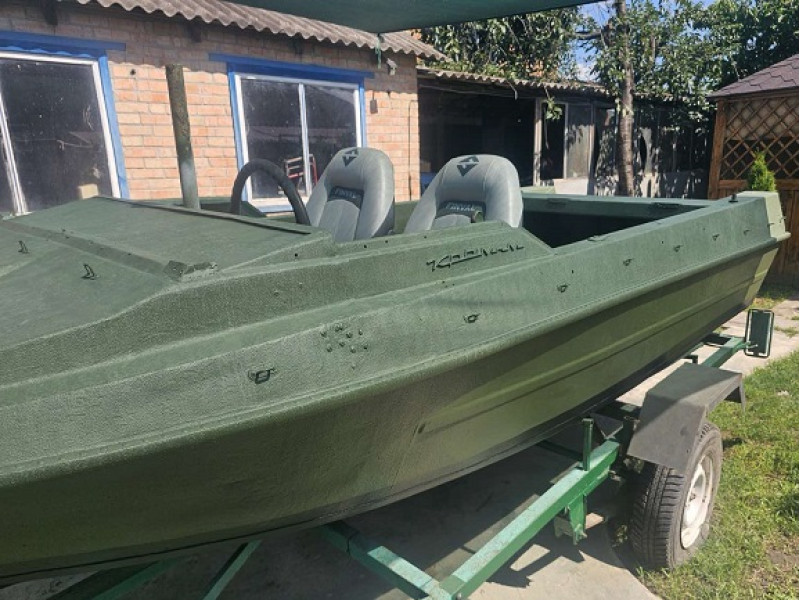 Рибальський човен у покритті RAPTOR RAL 6003 (Оливково-зелений)