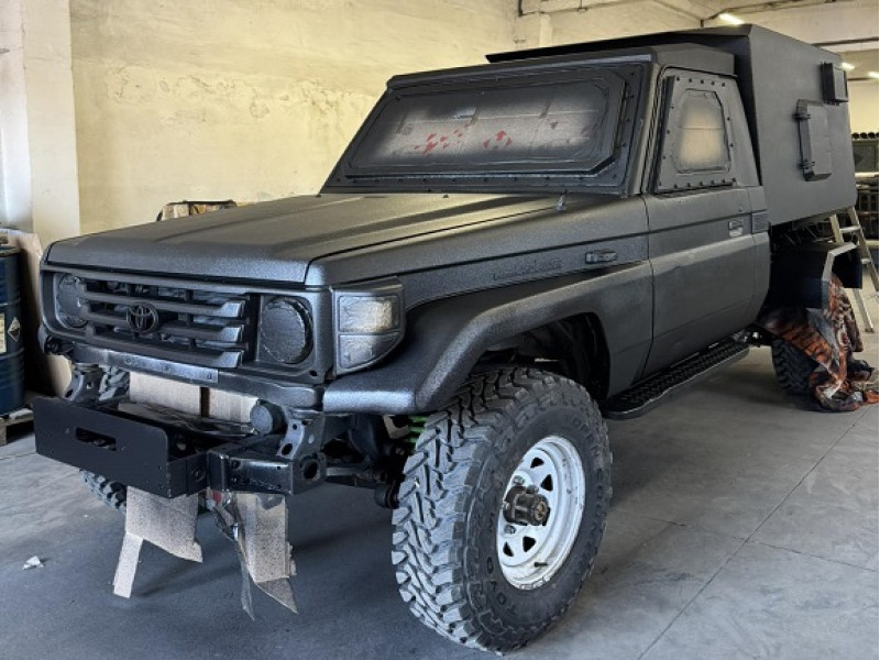Експедиційний Toyota Land Cruiser у покритті RAPTOR Black
